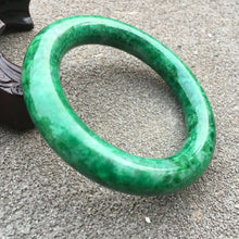 Load image into Gallery viewer, 57-59mm Certified Natural Green Jadeite Emerald A Jade HandCarved Round Bracelet Bangle GX3738 with Gift Box