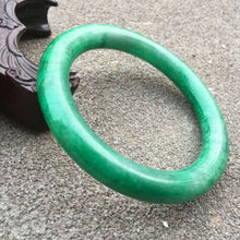 Load image into Gallery viewer, 60-62mm Certified Natural Green Jadeite Emerald A Jade HandCarved Round Bracelet Bangle GX3730 with Gift Box
