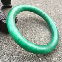 Load image into Gallery viewer, 60-62mm Certified Natural Green Jadeite Emerald A Jade HandCarved Round Bracelet Bangle GX3730 with Gift Box