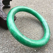 Load image into Gallery viewer, 60-62mm Certified Natural Green Jadeite Emerald A Jade HandCarved Round Bracelet Bangle GX3730 with Gift Box