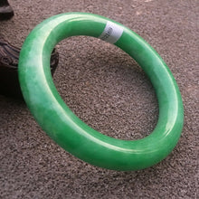 Load image into Gallery viewer, 58-60mm Certified Natural Green Jadeite Emerald A Jade HandCarved Round Bracelet Bangle x2169 with Gift Box