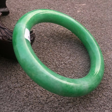 Load image into Gallery viewer, 58-60mm Certified Natural Green Jadeite Emerald A Jade HandCarved Round Bracelet Bangle x2169 with Gift Box