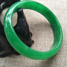 Load image into Gallery viewer, 56-58mm Certified Natural Green Jadeite Emerald A Jade HandCarved Bangle Z619 with Gift Box