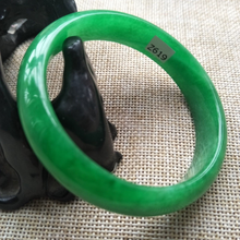 Load image into Gallery viewer, 56-58mm Certified Natural Green Jadeite Emerald A Jade HandCarved Bangle Z619 with Gift Box