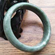 Load image into Gallery viewer, 10% OFF- 58/59/60mm Certified Natural Oily Green Jadeite Emerald A*Jade HandCarved Bangle H102
