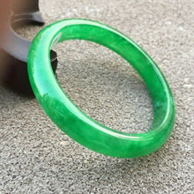Load image into Gallery viewer, 10% OFF- 57/58/59mm Certified Natural Green Jadeite Emerald A*Jade HandCarved Bangle x0868