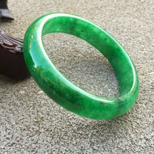 Load image into Gallery viewer, 10% OFF- 57/58/59mm Certified Natural Jadeite Emerald A*Jade HandCarved Bangle x9591 with Gift Box