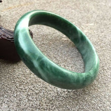 Load image into Gallery viewer, 10% OFF- 59/60/61mm Certified Natural Jadeite Emerald A*Jade Handcarved Bangle GX0250 with Gift Box