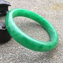 Load image into Gallery viewer, 56/57/58mm Certified Natural Green Jadeite Emerald A Jade HandCarved Bracelet Bangle GX487