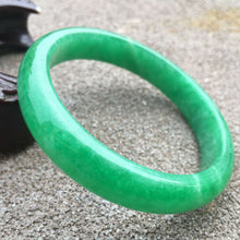 Load image into Gallery viewer, 56/57/58mm Certified Natural Green Jadeite Emerald A Jade HandCarved Bracelet Bangle GX487