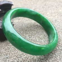Load image into Gallery viewer, 54/55/56 Certified Natural Green Jadeite Emerald A Jade HandCarved Bracelet Bangle GX299